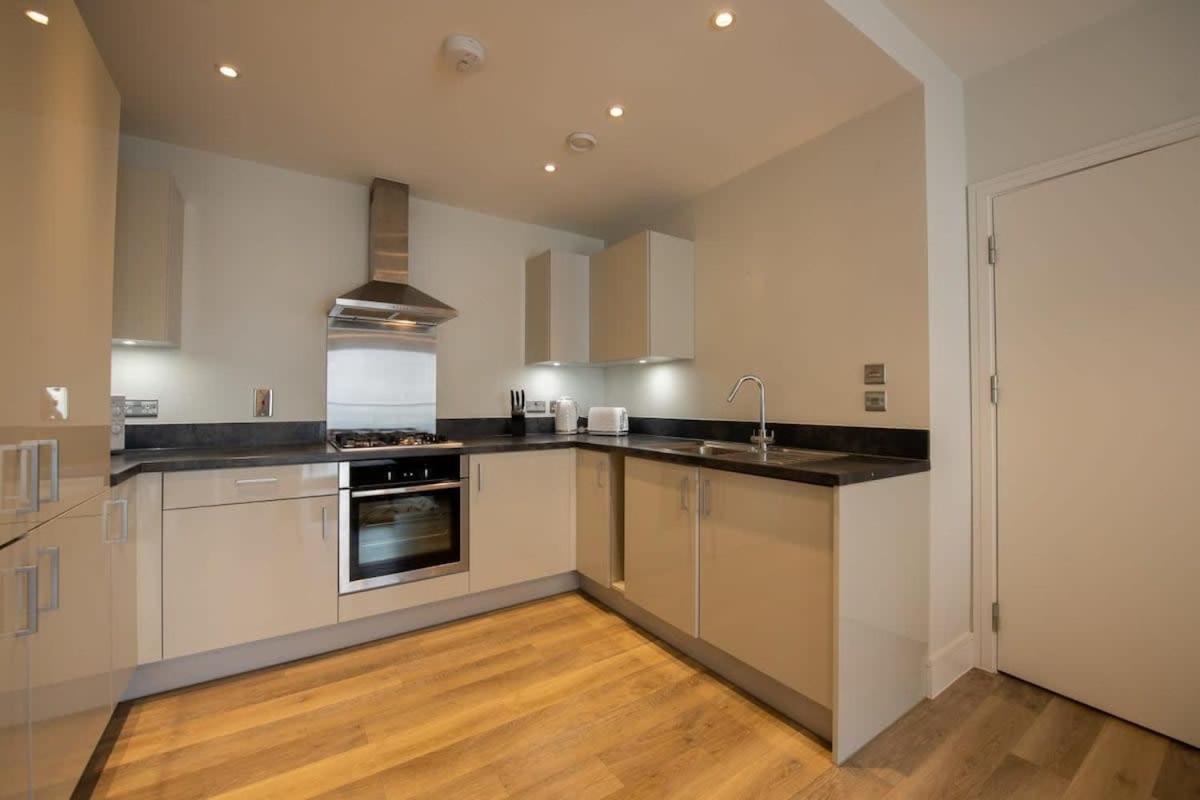 Fantastic 1 Bed Apartment In Crawley Exterior foto